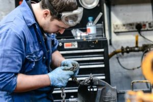 news Article 4 Person inspecting chain for damage
